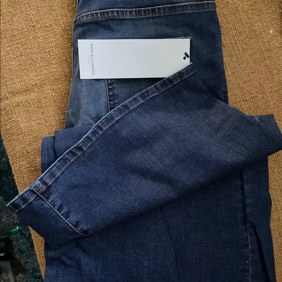 Original NEW Marcellamoda NYC
Model: Benita jeans
Size 6 / 30 - Picture 7 of 7